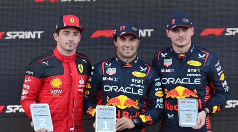 Charles Leclerc (Ferrari), Sergio Perez (Red Bull) y Max Verstappen (Red Bull). Charles Leclerc (Ferrari), Sergio Perez (Red Bull) y Max Verstappen (Red Bull).