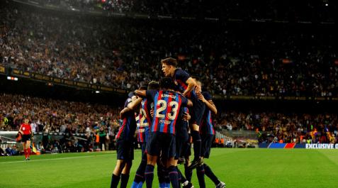 Los jugadores del Barcelona celebran la victoria en el Camp Nou ante el Betis Los jugadores del Barcelona celebran la victoria en el Camp Nou ante el Betis