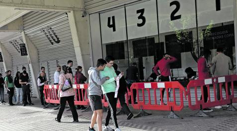 Los socios y simpatizantes obtienen sus entradas hasta mañana en las taquillas de El Sadar. Los socios y simpatizantes obtienen sus entradas hasta mañana en las taquillas de El Sadar.