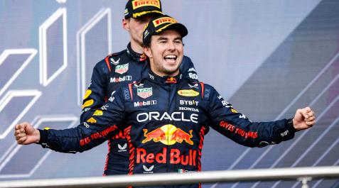 El piloto mexicano Sergio Pérez (RedBull) celebra su victoria en el Gran Premio de Azerbaiyán El piloto mexicano Sergio Pérez (RedBull) celebra su victoria en el Gran Premio de Azerbaiyán