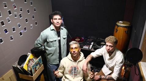 De izda. a dcha: el Dj Rever Loop; el rapero Mr. Speaker, y el técnico Manu Dueñas, fotografiados en el estudio dos días antes de iniciar el reto. De izda. a dcha: el Dj Rever Loop; el rapero Mr. Speaker, y el técnico Manu Dueñas, fotografiados en el estudio dos días antes de iniciar el reto.