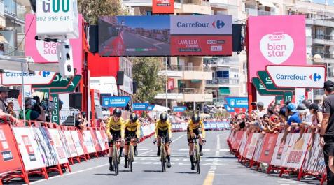 vuelta femenina Las ciclistas del Jumbo-Visma cruzan la meta al finalizar la crono por equipos de la primera etapa de La Vuelta Femenina