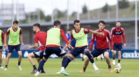 Los jugadores de Osasuna durante la sesión de entrenamiento de este lunes, previa al choque contra el Barça