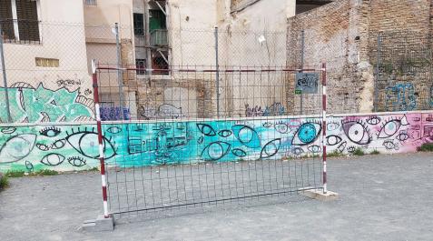 SantaAna Los vecinos denuncian que la valla, usada de portería, lleva ahí “desde los Sanfermines pasados”
