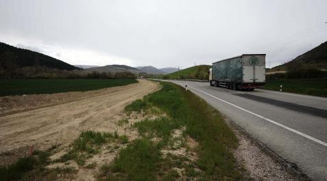 Vía Verde Irati LA VÍA VERDE DEL IRATI, EN OBRAS Trazado preparado junto a la carretera NA-150, entre Aoiz y Urroz-Villa