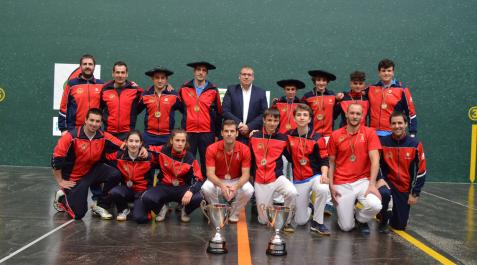 El presidente de la Federación Navarra, con los campeones del GRABNI de 2022. El presidente de la Federación Navarra, con los campeones del GRABNI de 2022.