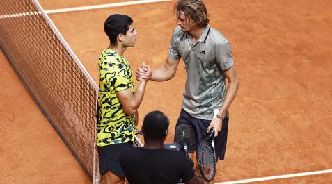 Alcaraza - Zverev Carlos Alcaraz saluda al alemán Zverev tras vencer el partido en la Caja Mágica