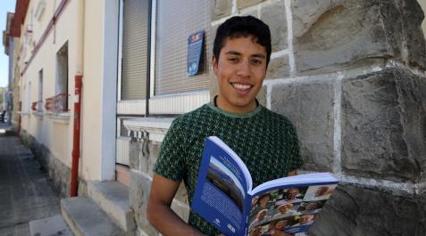 Iñigo Ávila, con su libro en una calle de la Txantrea.