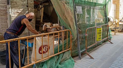 Obras en vivienda Un operario trabaja en la rehabilitación de una fachada