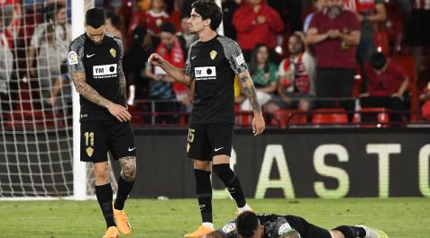 Desolación entre los jugadores del Elche tras caer derrotados y consumar el descenso