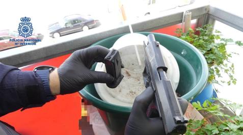 arma El arma intervenida en la terraza por los agentes