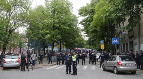 suceso belgrado Fuerzas de seguridad, en el exterior del centro educativo