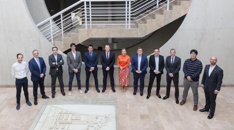 De izda. a dcha., Ángel Andueza (profesor de la UPNA), Jesús Martínez (director de RRHH de Jofemar), Ignacio Castro (key accounts manager RS), Iñigo Ayerra (IED Electronics), Alfonso Guinduláin (Guinaz Electronics), Ramón Gonzalo (rector de la UPNA), Yola De izda. a dcha., Ángel Andueza (profesor de la UPNA), Jesús Martínez (director de RRHH de Jofemar), Ignacio Castro (key accounts manager RS), Iñigo Ayerra (IED Electronics), Alfonso Guinduláin (Guinaz Electronics), Ramón Gonzalo (rector de la UPNA), Yolanda Falcón (Falcón Electrónica), Rubén Trevejo (Azkoyen), Iván Moreno (Falcón Electrónica), Jorge San Miguel (Jofemar), Mikel Meoki (Embeblue) y Javier Goicoechea Fernández (director de la Escuela Técnica de Ingeniería Industrial, Informática y de Telecomunicación de la UPNA)