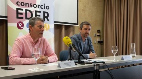 VILLAVA DE IZQUIERDA A DERECHA, EUSEBIO SÁEZ Y SERGIO VILLAVA EN LA PRESENTACIÓN DE LA CONVOCATORIA DE AYUDAS