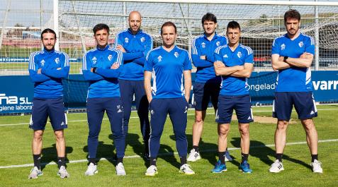 Equipo de Arrasate EL CUERPO TÉCNICO DE OSASUNA. En primera fila: Pablo Iriarte (preparador físico), Sergi Pérez (jefe de los preparadores físicos), Jagoba Arrasate (primer entrenador), Bittor Alkiza (segundo entrenador) y Juantxo Martín (preparador físico). Detrás: Rubén Berrogui (analista) y Richard Sanzol (entrenador de porteros)