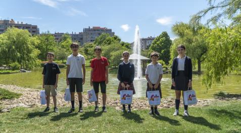 Ganadores LOS GANADORES. Desde la izquierda: Martín Ruano Cosgaya (IES Zizur), Álvaro Ciáurriz Luque (Irabia-Izaga) y Aimar Zabalegui Cañamares (Larraona) en la categoría de Secundaria. Y Ana Jiménez Ezcurra (San Cernin), Álvaro Zambonino Rodríguez (Irabia-Izaga) y Patricia Jaime Munárriz (Sagrado Corazón) en la categoría de Primaria.