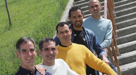 Exjugadores de Osasuna Juantxo Elía, Josetxo Romero, César Cruchaga, Valdo Lopes y Patxi Puñal, en un parque de Mutilva