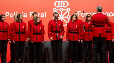 Coro El coro en momento de su actuación en la fiesta de la Policía Foral.