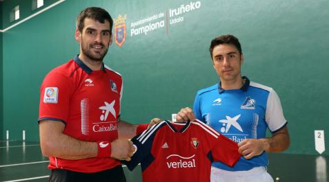 Joseba Ezkurdia y Peio Etxeberria, con una camiseta de Osasuna ayer en el Labrit.