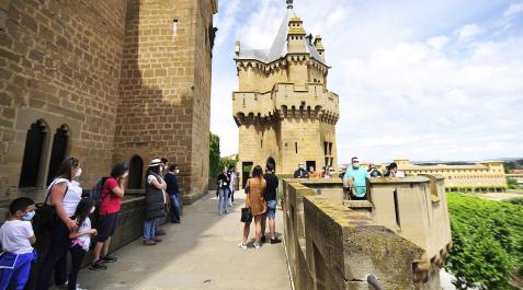Palacio de Olite Visitantes en el castillo de Olite en 2020