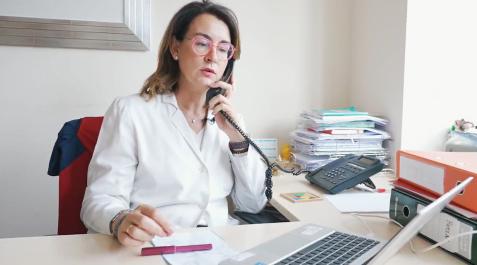 OsasunitisV Una de las doctoras consulta los síntomas de un paciente con 'osasunitis' por teléfono