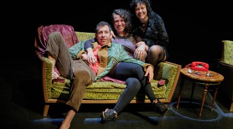 Aullido Teatro La directora navarra Elur Olabide (centro), junto a los actores Jorge Iglesias y Marina Guerola