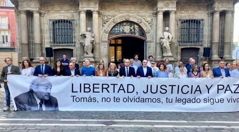 TomaCaballero Concentración ante el Ayuntamiento de Pamplona en recuerdo de Tomás Caballero