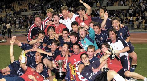 Osasuna juvenil La plantilla juvenil de Osasuna que conquistó en mayo de 2001 el título juvenil en La Cartuja. A la derecha, de azul, Markuleta