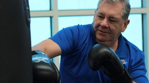 boxeo-parkinson Un hombre mayor practicando boxeo