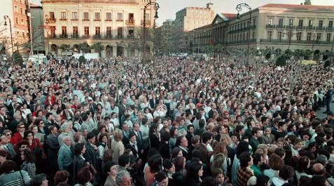 Concentración en la Plaza del Castillo tras el funeral de Tomás Caballero. Concentración en la Plaza del Castillo tras el funeral de Tomás Caballero.