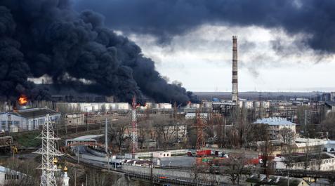 Ucrania-derribo-misil-Kinzhal Nubes de humo por un incendio causado por misiles rusos que impactaron en una instalación de almacenamiento de petróleo en Odessa
