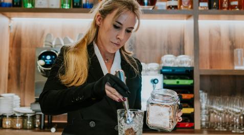 kabo2 La sumiller Jaione Aizpurua prepara una copa en el nuevo restaurante Kabo de Pamplona
