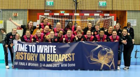 2023-005-06-vipers-cs-rapid-bucuresti-29 La plantilla del Vipers Kristiansand, con Tchaptchet de pie en el centro, celebrando el pase a la Final a 4