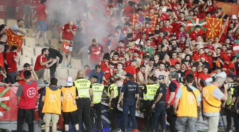 Momentos tensos tras la caída de una valla después del gol de Lucas Torró. Momentos tensos tras la caída de una valla después del gol de Lucas Torró.