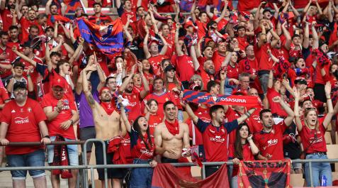 La afición de Osasuna se dejó notar en una de las gradas de La Cartuja La Cartuja