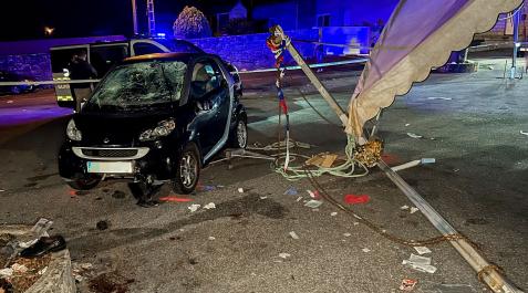 heridos-verbena-arousa El vehículo, que estaba conducido por una octogenaria, irrumpió en el recinto del concierto y chocó contra la carpa