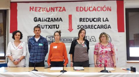 sindicatos-educacion Cristina Cartón (UGT), Mikel Larraza (ELA), Oihane Jordana (LAB), Edurne Errea (Steilas) y Pilar García (CCOO), en representación de los sindicatos convocantes de la huelga en Educación en la rueda de prensa