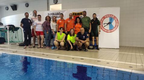 Algunos de los organizadores de los bautizos de buceo, en la piscina de la UPNA Algunos de los organizadores de los bautizos de buceo, en la piscina de la UPNA