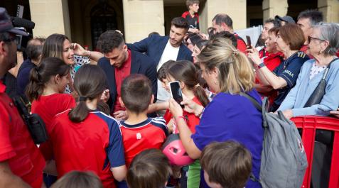 barja A: Jesús Caso
F: 08-05-2023
P:
L: Pamplona
T: Futbol. Osasuna. Receoción en Ayuntamiento y Diputación.