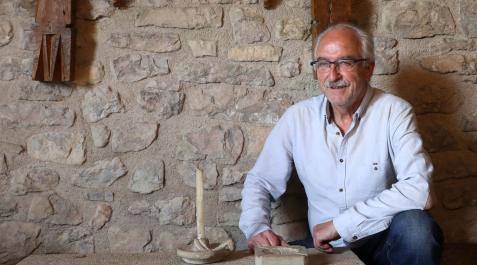 Fernando Teré posa en la entrad de la casa, con una réplica de la fachada que talló su padre Fernando Teré posa en la entrad de la casa, con una réplica de la fachada que talló su padre