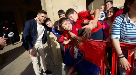 Los capitanes de Osasuna, aclamados por los aficionados La afición se ha volcado con los jugadores rojillos en las recepciones oficiales en el Ayuntamiento y en el Palacio de Navarra tras la disputa de la final de la Copa del Rey