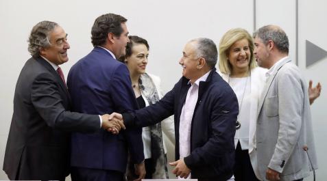 ugt-ceoe-cepyme El presidente de CEPYME Antonio Garamendi (2i), el presidente de la CEOE Juan Rosell (i), la exministra de Empleo Fátima Bañez (2d), la ministra de Trabajo Magdalena Valerio (3i), el secretario general de CCOO Unai Sordo (d), y el secretario general de UGT, Pepe Álvarez (3d), durante la firma del IV Acuerdo para el Empleo y la Negociación Colectiva 2018-2020