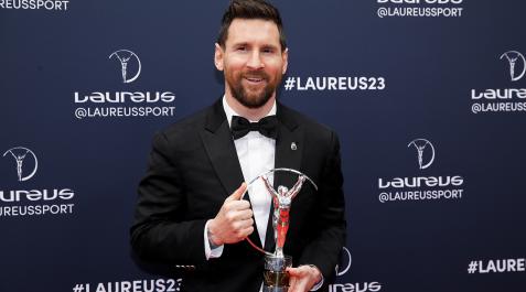 Messi Leo Messi posa con el premio Laureus recibido recientemente en la gala celebrada en París
