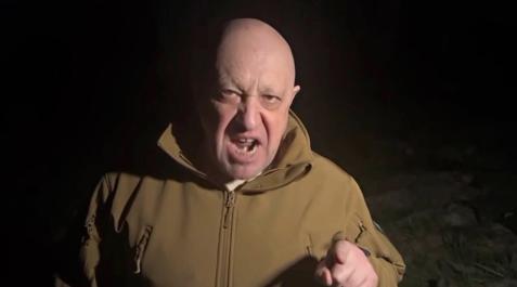 Yevgeny-Prigozhin-wagner El jefe de Wagner, Yevgeny Prigozhin, había amenazado con entregar el control de sus operaciones en Bajmut si no recibía más armas y municiones de Rusia
