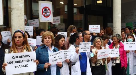 Profesionales que trabajan en el ámbito sanitario durante la concentración frente a las agresiones ayer, en la puerta del centro de salud de la Rochapea Profesionales que trabajan en el ámbito sanitario durante la concentración frente a las agresiones ayer, en la puerta del centro de salud de la Rochapea