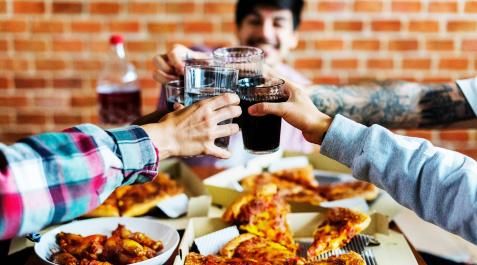 Brindis Varias personas brindan durante una comida en un restaurante