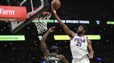 Celtics Joel Embiid, de Philadelphia, entra a canasta ante la defensa de Jaylen Brown, de lso Celtics