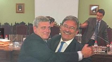 Eduardo Torres Eduardo Torres, a la derecha, cuando fue elegido decano en 2010