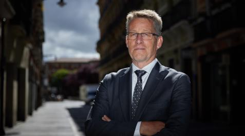 A* Jesús Garzaron
T* Teppo Markus Tauriainen, embajador de Suecia en España
F* 2023_05_10
L* Calle Nueva frente al Hotel Maisonave