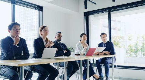 Directivos Varios directivos atienden durante una formación